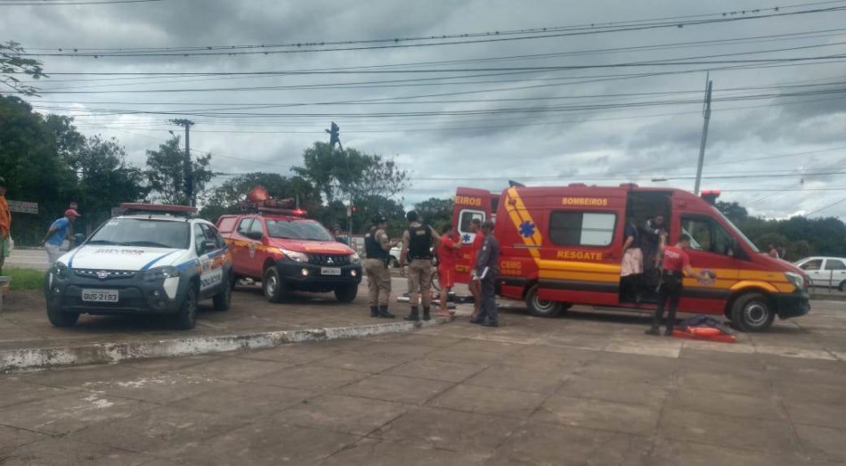 Os bombeiros resgataram o jovem. Foi feito o primeiro atendimento, por meio de reanimação pulmonar