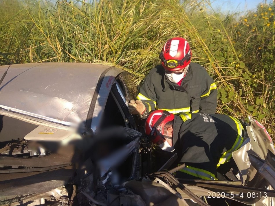 De acordo com os bombeiros, com o impacto, a vítima ficou presa às ferragens e faleceu no local