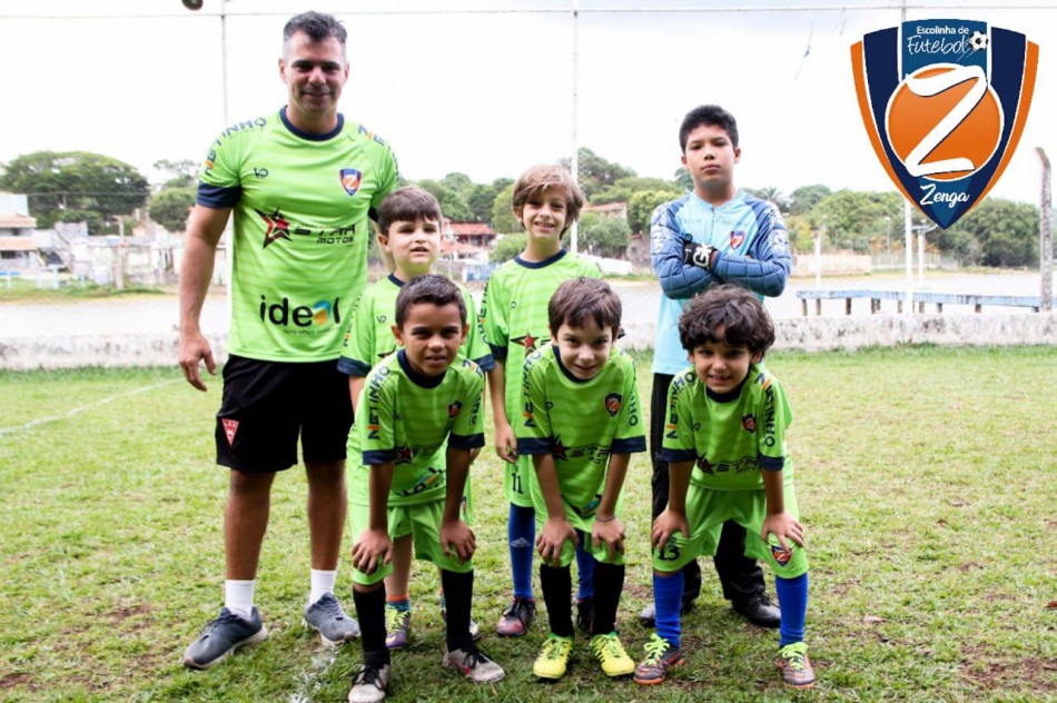 Atletas da Escolinha de Futebol Zenga estreiam novos uniformes em