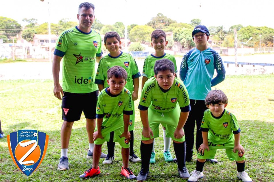 Atletas da Escolinha de Futebol Zenga estreiam novos uniformes em
