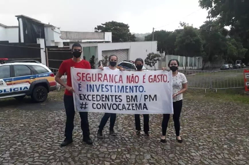 Excedentes de concurso dos bombeiros e da PM acampam em frente à casa de Zema